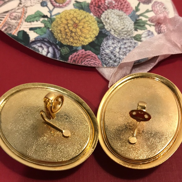 ♥️🎼Clip on earrings pearl tone in gold tone setting - Picture 6 of 8